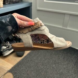 sandals with floral pattern and slight heel